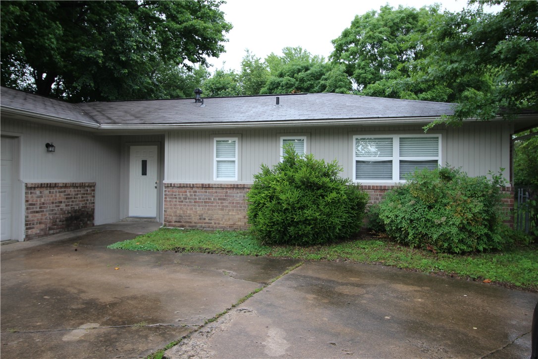 Nice rental home less than 1 mile from I-49, minutes from Wal-mart Home Office, near shopping, restaurants and schools. Three bedrooms, eat-in kitchen, large level fenced backyard. Vacant and ready to rent, won't last long.