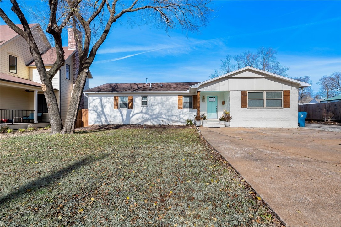 Welcome to 406 NW 5th Street, a well-maintained 3-bedroom, 2-bath home just a half-mile from the Bentonville Square. This 1,700+ sq ft home offers a spacious layout with hardwood floors, a bright kitchen, and a fenced backyard perfect for relaxing or entertaining.
Enjoy unbeatable access to downtown—just a 2-minute drive or 10-minute walk to restaurants, shops, and Crystal Bridges. The new Walmart Home Office is only 1.5 miles away, making your commute quick and easy.
Outdoor lovers will appreciate nearby access to the Razorback Greenway, Slaughter Pen Trails, and Coler Mountain Bike Preserve, all within minutes.
Don’t miss this rare rental in one of Bentonville’s most desirable locations!