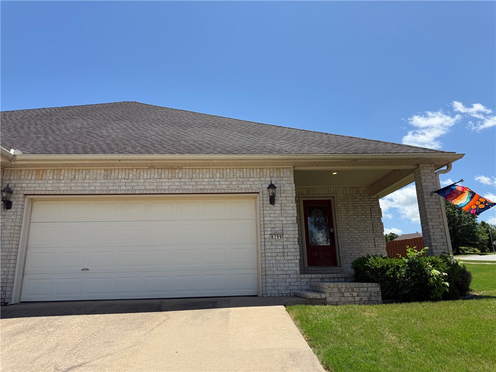 Move in ready condo on a corner lot with fenced back yard, equipped with washer, dryer, refrigerator and 2 car garage. 3 bedrooms and 2 baths with patio and porch to enjoy the beautiful sunsets. Ceramic tile throughout, and new granite kitchen countertops in kitchen.