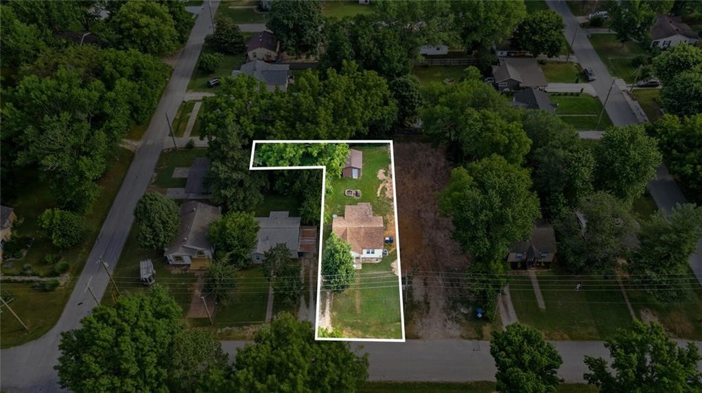 Downtown Bentonville Location only a few blocks from Crystal Bridges, and the bike trails. This property has a public alley behind it that can be opened up for rear parking or a future home with rear access.
Terrific investment property in the hub of Downtown Bentonville, would make an incredible AirBNB. Good sized L Shaped lot with Public access alley to the rear of the parcel. The homes on both corners of this street are renovated and the lot next door to the east has been cleared for a new construction home. Real Wood floors, New HVAC 2020, good size storage shed. Also listed as RES MLS #1236644