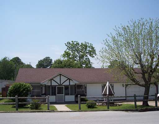 Great potential! Corner lot, large shop bldg (1441 sqft) Lots of possibilities. Also additional house that joins property 808 S. 7th. 1323 sqft, 2 car garage, 2BR, 2BA. Check it out. House on Oak is 1118 SQFt, for a total of 2441 Sqft.