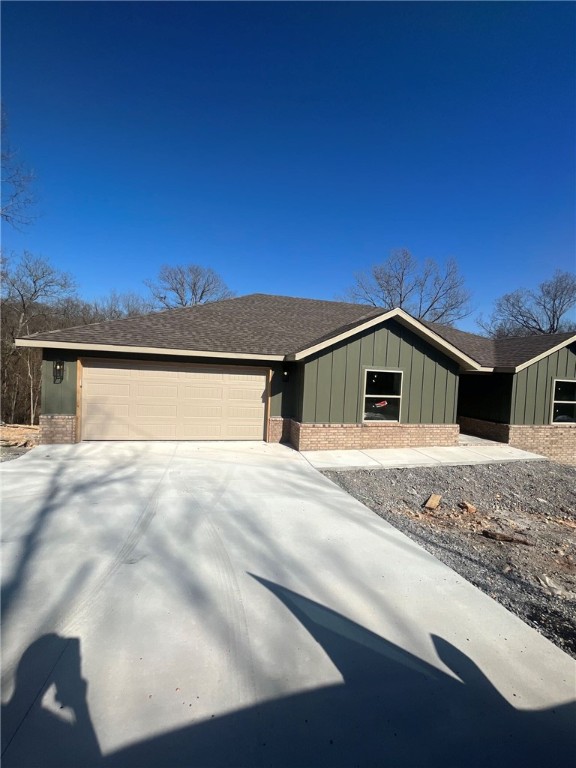 New construction in the Highlands! This 3-bed, 2-bath home offers 1,687 sqft with quartz countertops, modern finishes, and an open layout. Just minutes from Lake Loch Lomond and nearby trails, it’s the perfect blend of comfort and outdoor living. Don’t miss this one!