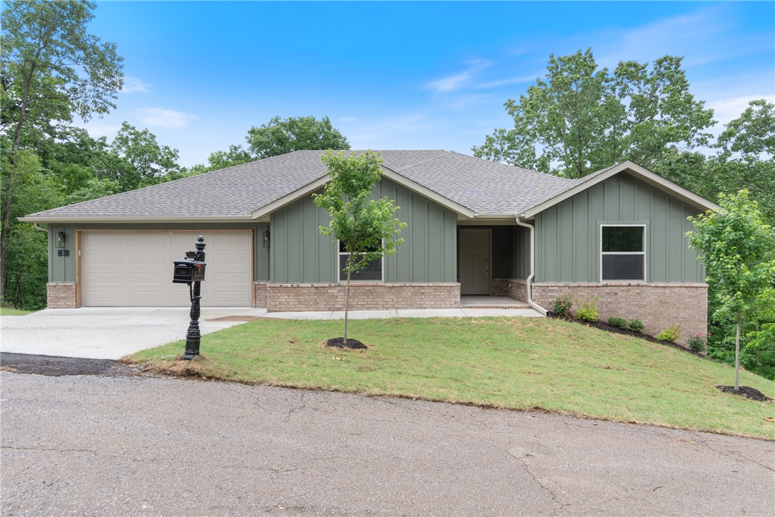 New construction in the Highlands! This 3-bed, 2-bath home offers 1,687 sqft with quartz countertops, modern finishes, and an open layout. Just minutes from Lake Loch Lomond and nearby trails, itās the perfect blend of comfort and outdoor living. Donāt miss this one!