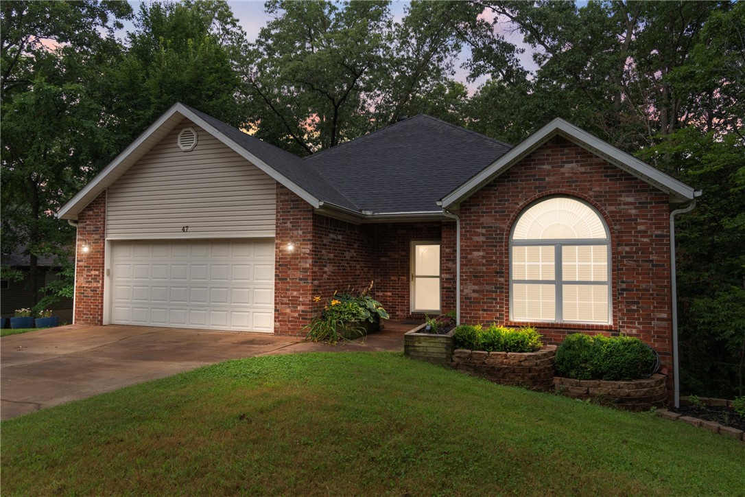 A BEAUTIFUL UPDATED 4BED/3 FULL BATH HOME. 2 LIVING AREAS / 2 GAS LOG FIREPLACES. CROWN MOLDING & TRAY CEILINGS. RENOVATIONS INCLUDE LARGE KITCHEN W/ QUARTZ COUNTERTOP / UPGRADED APPLIANCES & GUEST BATHROOMS - 2023. HARDWOOD FLOORS -2021. MASTER BATH - 2019. NEW HVAC -2024. NEW ROOF – 2019. UTILITY ROOM RELOCATED DOWNSTAIRS TO ALLOW FOR A LARGE PANTRY OFF KITCHEN (COULD BE CONVERTED BACK FOR MAIN FLOOR LAUNDRY). LOTS OF STORAGE THOUGHOUT. 2 COVERED DECKS W/ PRIVATE VIEWS OF THE COMMON AREA WOODS TO ENJOY WATCHING DEER, BIRDS AND OTHER WILDLIFE. FLAT STAINED DRIVEWAY & WALKWAY. EPOXIED GARAGE FLOOR. PROFESSIONAL LANDSCAPING. QUICK RIDE DOWN THE STREET TO THE TO METFIELD GOLF COMPLEX & PLAYGROUND, BACK 40 BIKE TRAILS & BLOWING SPRINGS GREENWAY.