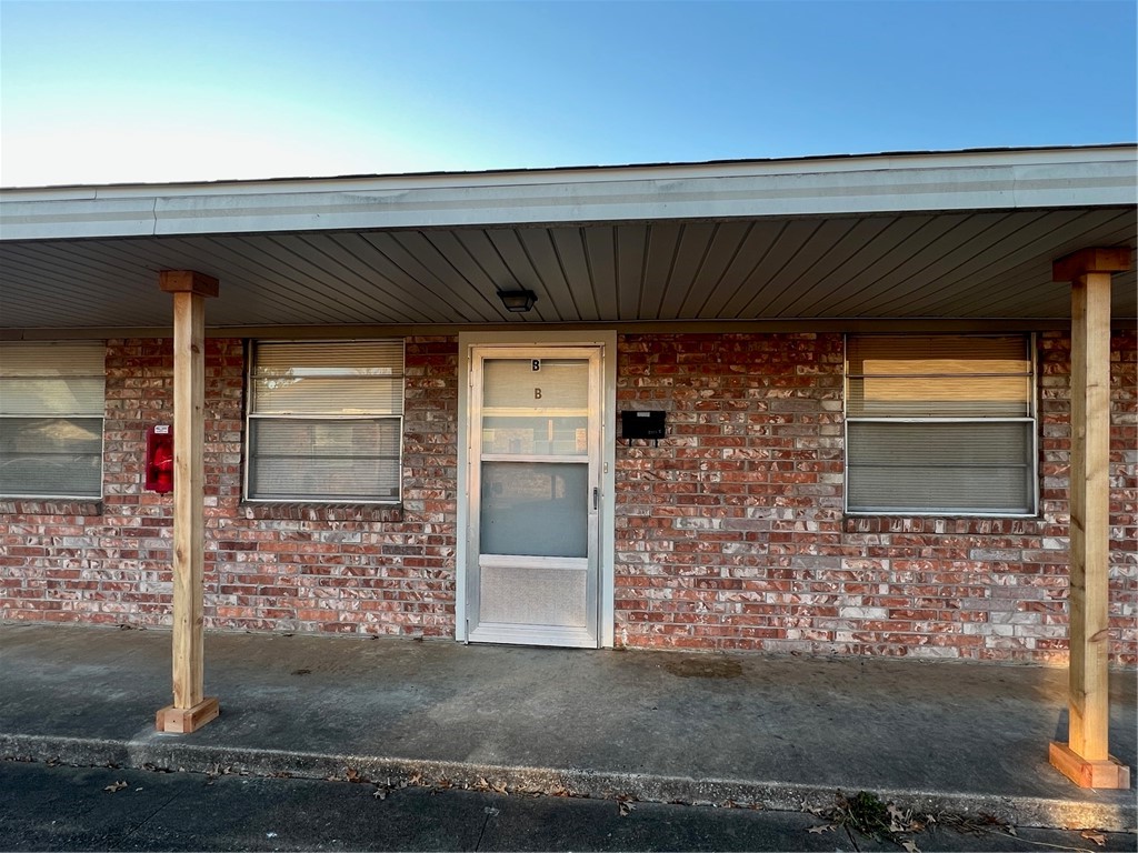 Nice 4 plex in Springdale, property features 2 bedrooms 1 full bath. Vinyl wood floors throughout. Owner pays water and gas.
