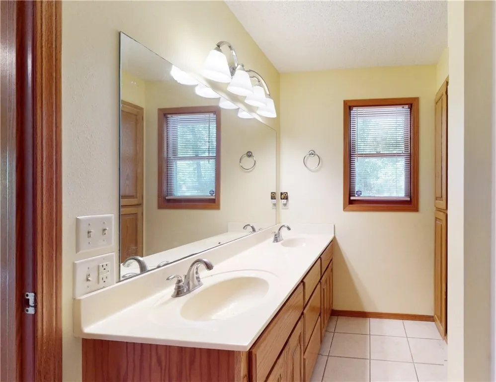 Bella Vista, Arkansas 72715, United States, 2 Bedrooms Bedrooms, ,2 BathroomsBathrooms,Residential,Active,203806