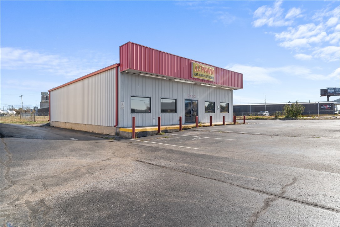 Main image without alt text