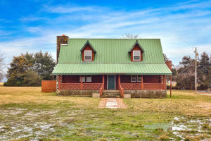 Residential or Commercial property in Green Forest. Probably best suited as commercial but some consideration for residential. 3 private offices could serve as bedrooms (no closets. Full bath and washer/dryer hookups. New LVT in offices and new carpet in loft. If residential use is planned, buyer to confirm with city and county of potential restrictions.