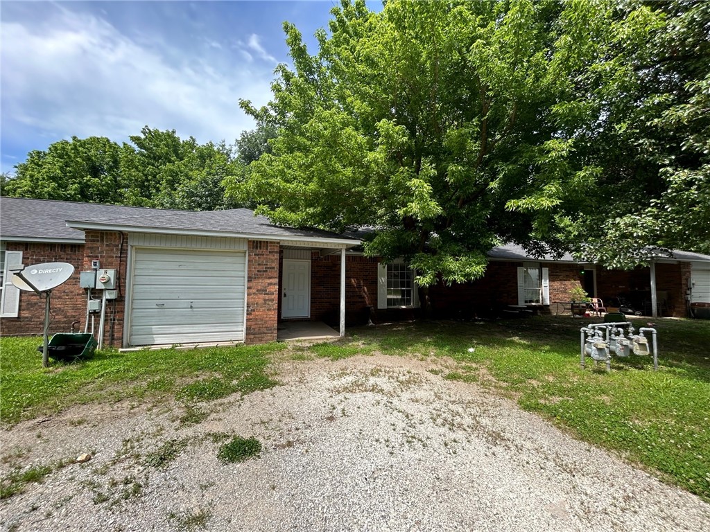 Three bedroom two bath tri plex unit for lease in Prairie Grove. This unit has been remodeled with new stainless steel appliances, new countertops, vinyl flooring, updated fixtures, and a one car garage.
