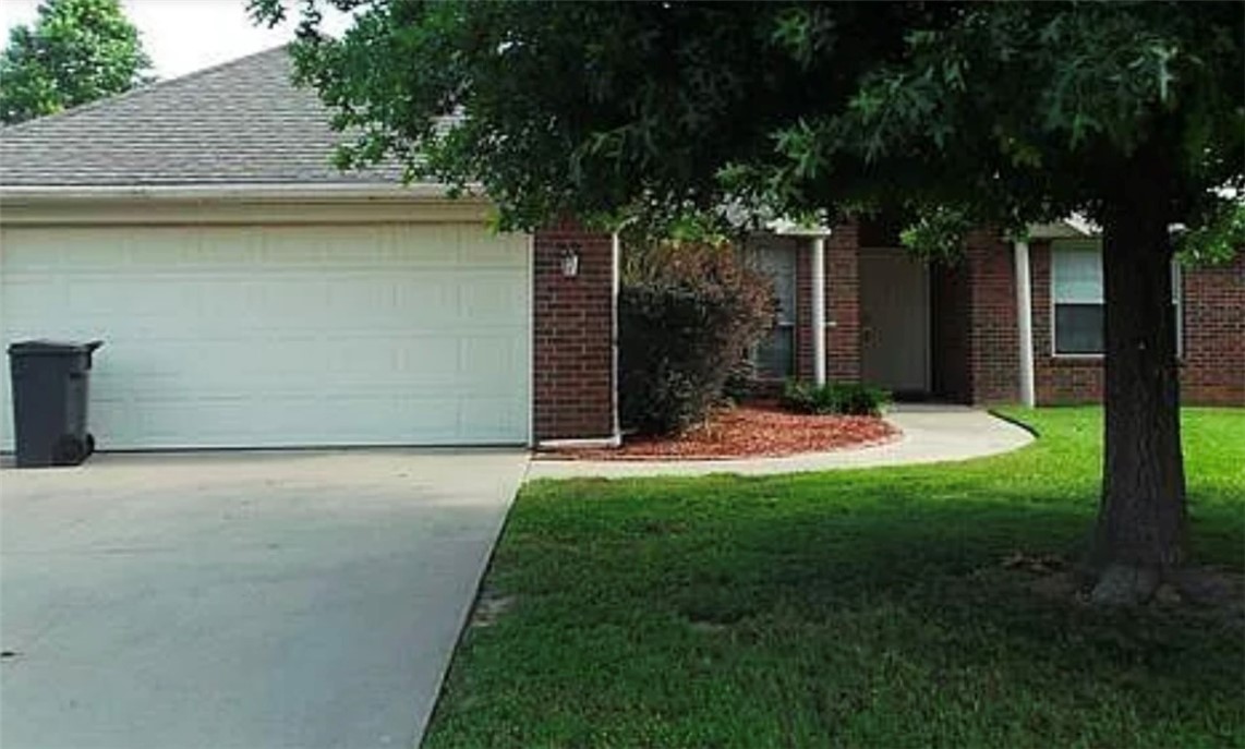 Wonderful location close to everything! Split floor plan in beautiful Cambridge Park. Playground, walking trails, and a privacy fence.