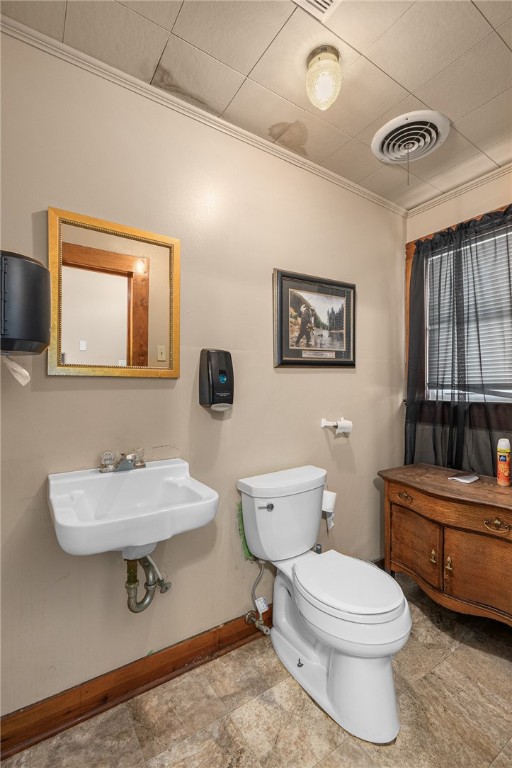 Main image without alt text