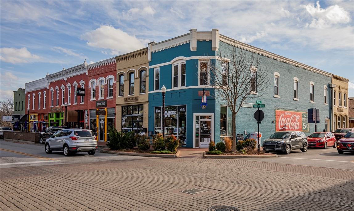 GREAT LOCATION on the Bentonville Square across from the Walmart Museum. Downstairs is currently retail space; Upstairs is a 2 bd 2 bath apartment.