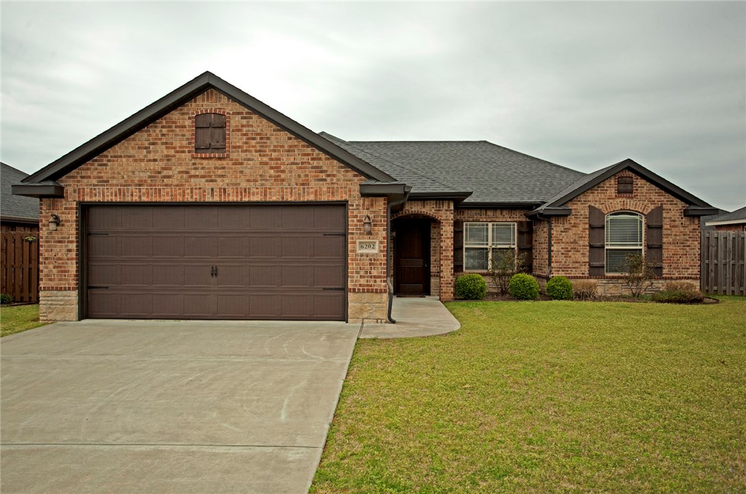 Great location in Bellview Subdivision of Rogers. 3 bedroom 2 bath home has split floor plan, gas fire place in living room, includes stainless appliances in kitchen, master bedroom has whirlpool tub and separate shower along with double sinks. Covered patio large fenced back yard.