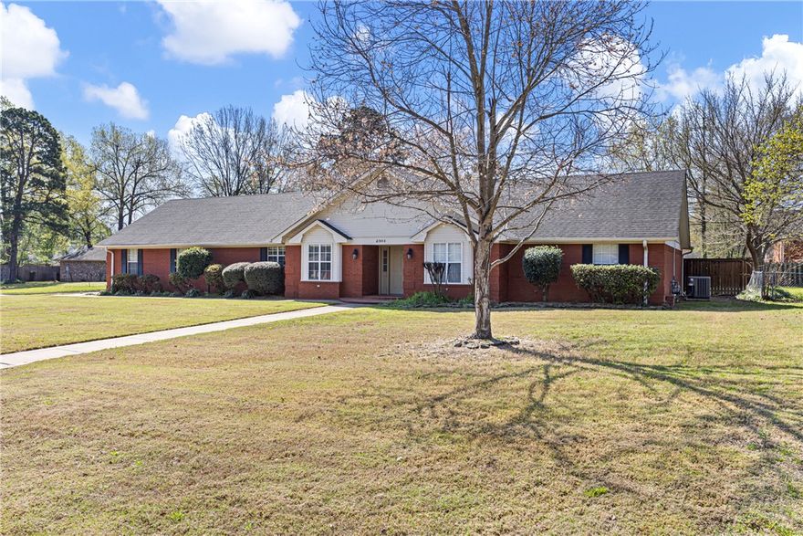 Welcome to this beautiful brick home located in one of the most sought-after in-town subdivisions! Situated on a spacious corner lot, this property features a rare 3-car garage and a fully fenced backyard—perfect for relaxing or entertaining.
Inside, you’ll find 3 large bedrooms and 2.5 baths, along with a warm and inviting living room complete with built-ins and a cozy gas fireplace. A separate dining area or office offers flexible space to fit your needs.
The eat-in kitchen boasts abundant cabinetry, quartz countertops, and plenty of room for gathering. The oversized laundry room includes built-ins for added storage and convenience.
Luxury vinyl plank flooring runs throughout, and the primary suite features a jetted tub for ultimate relaxation. With its ideal layout, stylish finishes, and prime location, this home is a must-see!