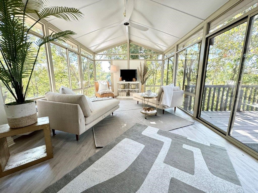 FALL into this charming ātreehouseā lakefront home situated on lake Loch Lomond, next to marina and Lake Point restaurant. One level with 3 car garage, this home also features a spilt plan of 3 bedrooms, 2 baths, ample storage throughout and a gorgeous sunroom where you will love taking in the lake views.