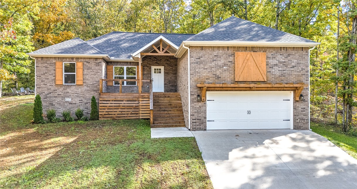 Discover the best of Bella Vista living in this 3-bedroom, 2-bath home offering 1,692 sq. ft. of comfortable, move-in-ready space. Enjoy a fully screened back porch overlooking a rare flat backyard with peaceful, unobstructed views ā ideal for morning coffee, outdoor dining, or watching the local wildlife.
The home offers direct access to the Back 40 bike trail, perfect for outdoor enthusiasts. Inside, youāll find granite countertops and engineered hardwood flooring that combine style and functionality for everyday living and entertaining.
Located just 10 minutes from Pea Ridge and the Pineville Walmart, this home provides a perfect balance of privacy and convenience. With its flat yard, trail access, and tranquil setting, this property is a true Bella Vista gem.