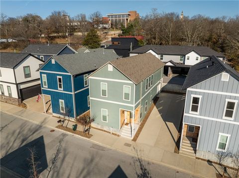 Photo of 146 E South Street, Fayetteville, AR 72701 (MLS # 1332098)