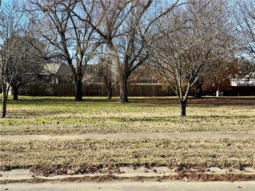 Great building lot in nice established neighborhood. Come build your new home!
