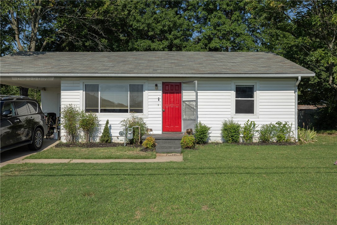 Charming 2-bedroom, 1-bath home featuring two spacious living areas and a large backyard. Recently updated with fresh paint, new floors, and a new water heater. Conveniently located just 10 minutes from the University of Arkansas.