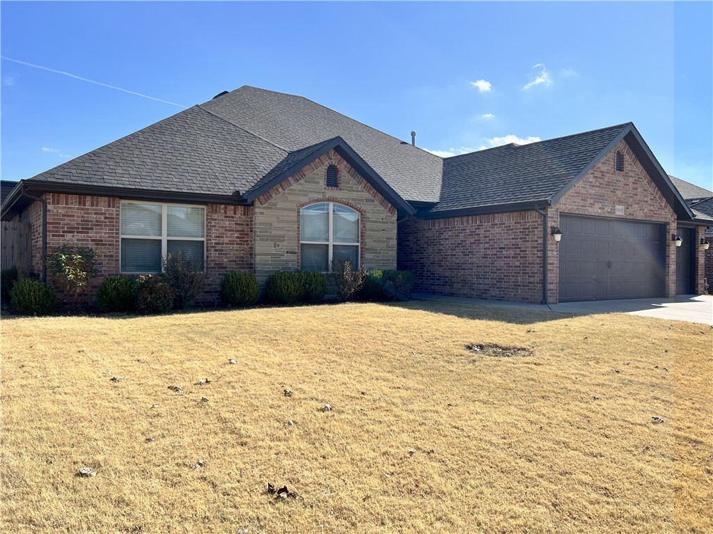 Stunning 3BR/2BA/3CA home for rent in super convenient Bentonville location. Live your best life in this
one-level, split plan with a spacious bedrooms and tons of living space. Huge living room with wood
floors, vaulted ceiling w/ wood beams, & gas log fireplace. Or take it out to the enclosed sunroom or patio for 4-season and outdoor living. The gorgeous eat-in kitchen w/ 3cm granite counters, tiled back-
splash, ss appliances & pantry is to die for! Primary suite includes separate dual vanities and closets, tiled shower, whirlpool tub. New roof and HVAC in 2025.