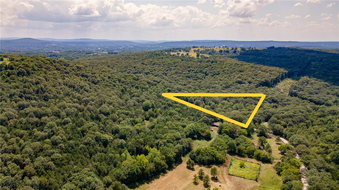 Build Your Dream Home Near Beaver Lake!
Discover 2.65 acres of beautiful land just minutes from Beaver Lake and the charming town of Goshen. With rural water and electric available, this property is ready for your visionāwhether youāre planning a private retreat or your forever home.
Nestled in a quiet area with classic country charm, this parcel offers the perfect balance of peace and convenience. Located within the Fayetteville school district, youāll enjoy both excellent community amenities and easy access to nearby Fayetteville.
Also listed as MLS# 1318997 a 35+/- acre parcel MLS 1319008 a 3 acre parcel and home MLS# 1319012 a 40.5 acre parcel that includes home
Donāt miss the opportunity to create your ideal home on this spacious property close to the lake!