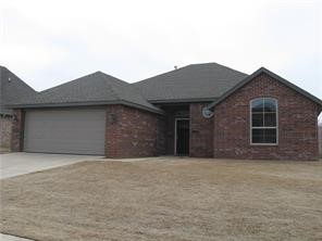 Great 3 bed & 2 bath house in Rogers with 1,701 square feet and a fenced yard!