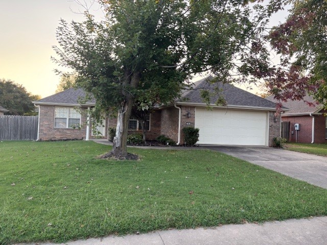 GREAT HOUSE IN BENTONVILLE! LARGE BEDROOMS WITH HUGE WALK-IN CLOSETS
The lock is little hard to open.