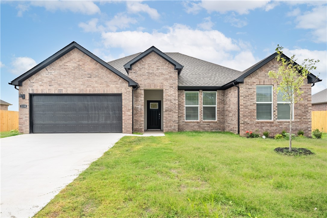 Welcome to your perfect home in Pea Ridge! This charming 3-bedroom, 2-bathroom rental offers a blend of comfort and style. The open-concept living area features abundant natural light, creating a warm and inviting space for relaxation and entertainment. The modern kitchen boasts sleek appliances and ample counter space for all your culinary adventures. Each of the three bedrooms provides a cozy retreat, with the master suite including its own private bathroom for added convenience. Enjoy the tranquility of a well-maintained neighborhood while being just minutes away from local amenities and scenic spots. Make this delightful home yours today!