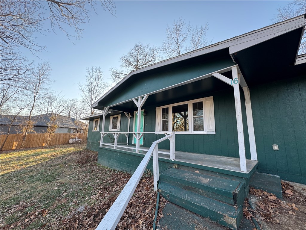 4 Bedroom, 2 Bath Home with Endless Potential!
This spacious 4-bedroom, 2-bath home is ready for your personal touch! Featuring a new roof, (2020) water heater, and HVAC system (2022), the big-ticket items are already taken care of, leaving you free to focus on making this home your own.
A shop/shed with power adds extra storage or workspace options, perfect for hobbies or projects.
This home is an excellent opportunity for first-time buyers looking to customize their dream home or for investors seeking a property with incredible value. Conveniently located in a desirable area, this home offers potential and possibilities at an unbeatable price.
Don’t miss out—schedule your showing today!