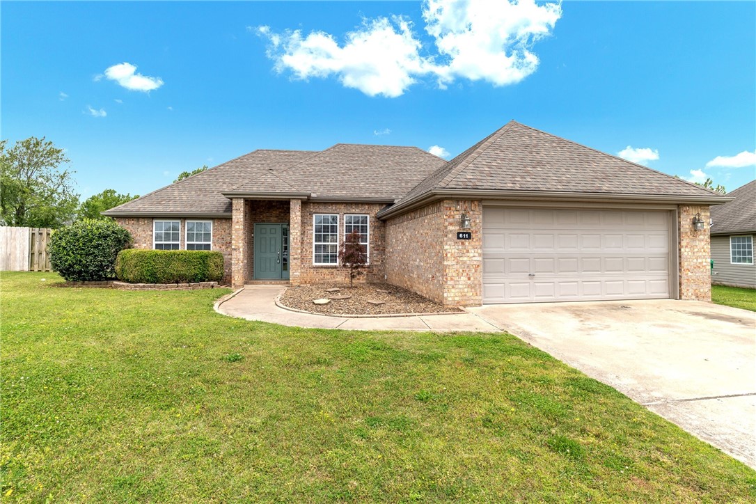 Very nice and well maintained home! Home features a split floor plan wtih 3 bed / 2 bath. Wood and tile flooring throughout the common areas. Wood privacy fenced in backyard!