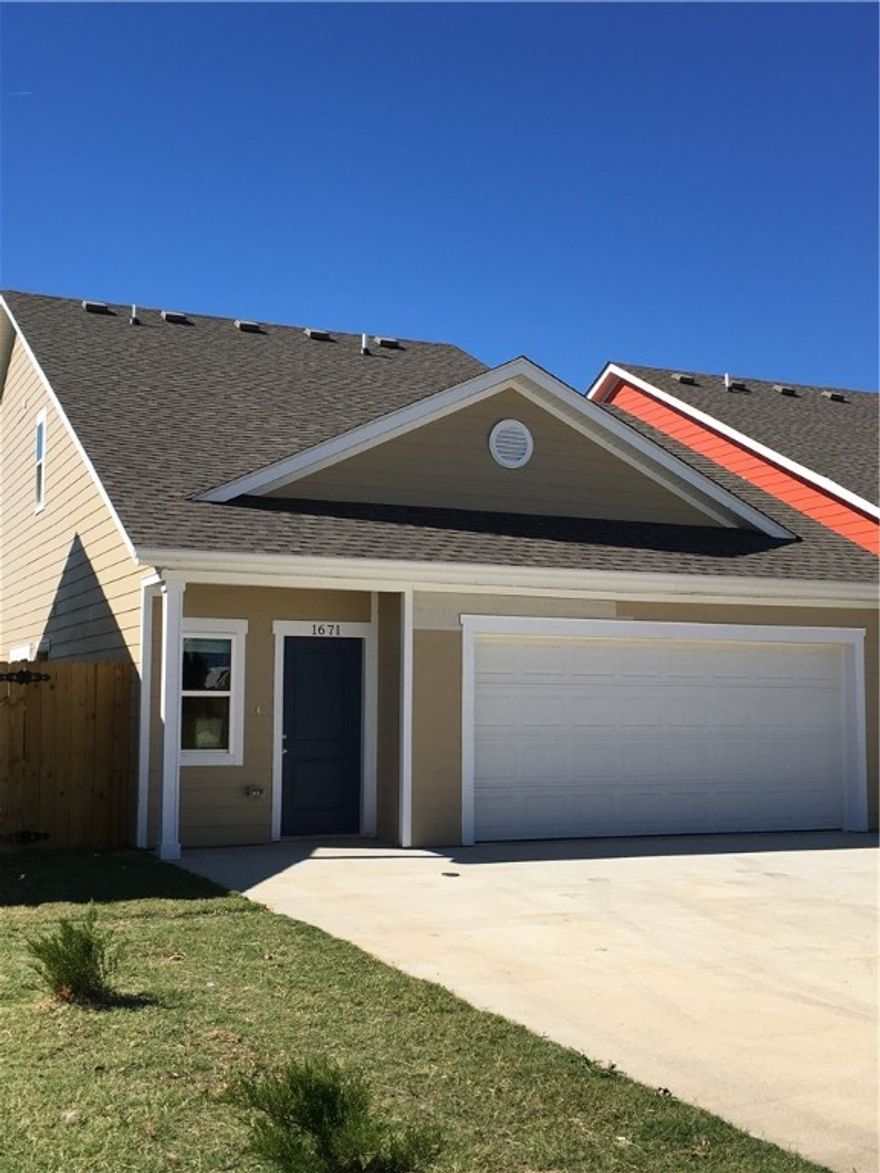 Adorable new construction.  Enjoy all the amenities of the Links while living in a 3 bedroom single family home.  Close to I-49; Bus Route; Restaurants.