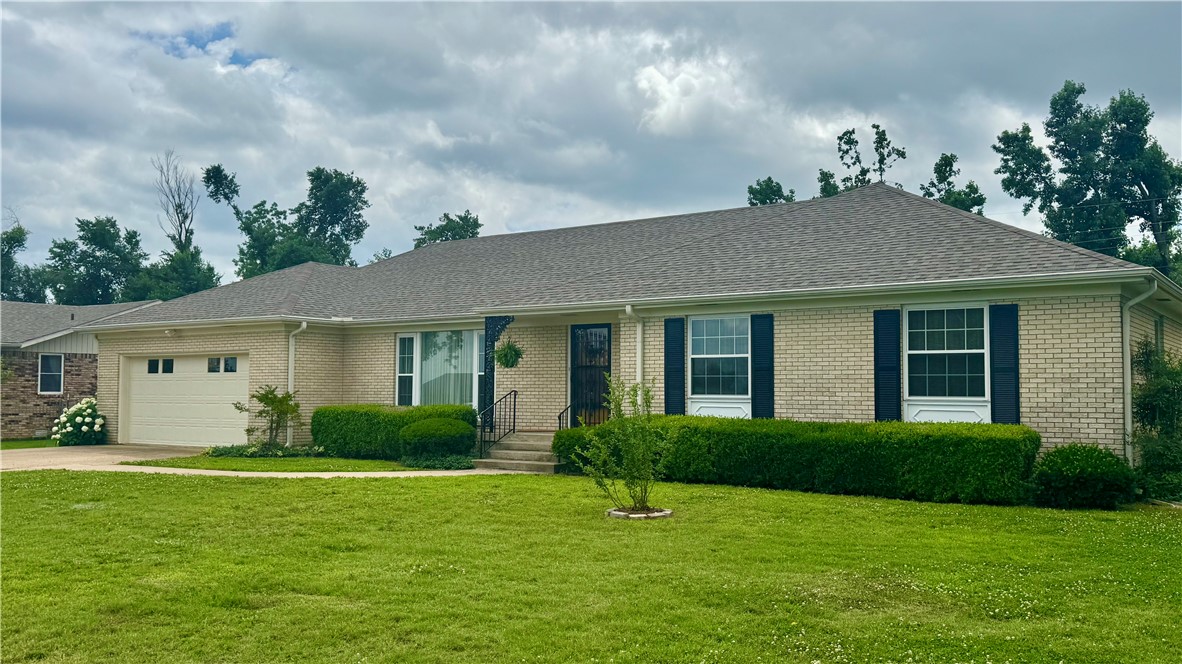 Photo 1 of 27 — 1018 W Holly Street, Rogers, AR 72756
