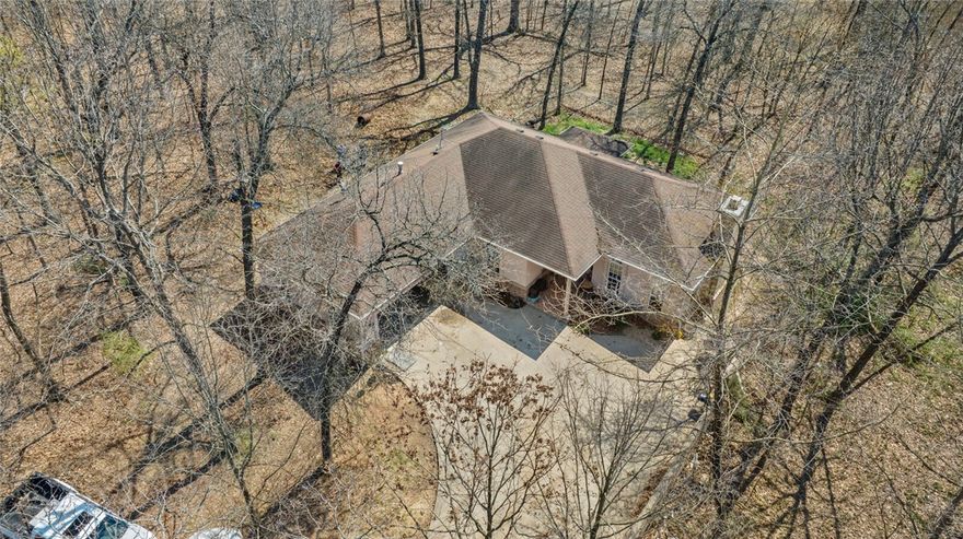 This 2-bedroom, 2-bathroom home, built in 2000, offers 1,600 sq. ft. of living space with a 2-car garage and a mudroom for added convenience. A unique feature of this property is the 500-gallon underground propane tank, providing efficient and reliable energy.
Centrally located between Pea Ridge, Bella Vista, and the Missouri state line, this home offers easy access to nearby amenities.
With endless possibilities, this property is a great opportunity for buyers looking to make it their own. Priced to sell—don’t miss out!