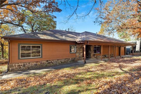 Photo of 203 N Oklahoma Way, Fayetteville, AR 72701 (MLS # 1303401)