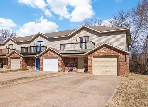 Photo of 922 Peachtree Drive, Fayetteville, AR 72703 (MLS # 1334456)