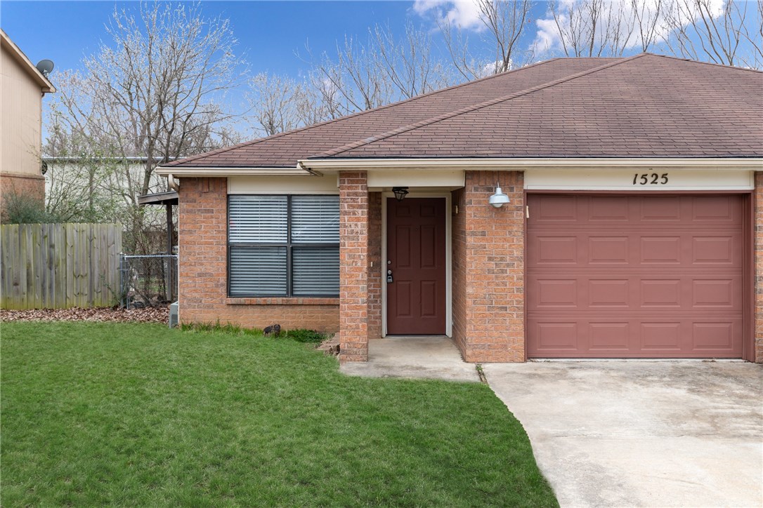 2 bed/2 bath located in a quiet neighborhood. Close to the U of A, restaurants, shopping, and entertainment. Fenced in backyard. Newly painted.