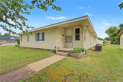 Photo of 936 S Maxwell, Siloam Springs, AR 72761 (MLS # 1352815)