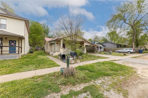 Photo of 605 S Maxwell Street, Siloam Springs, AR 72761 (MLS # 1342627)