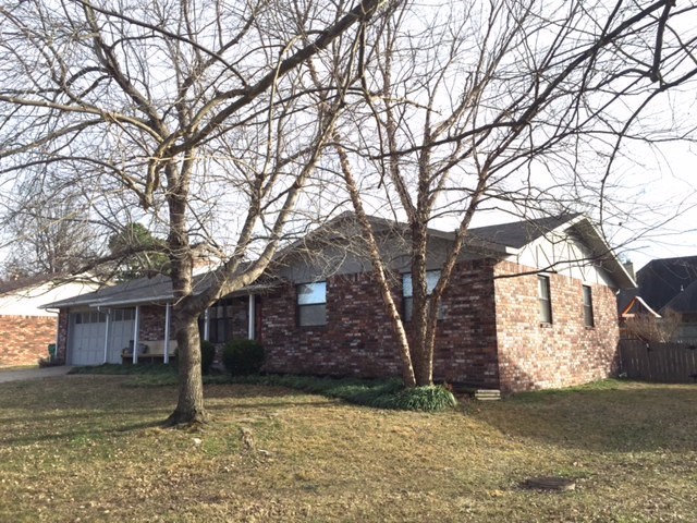 Charming home that reflects a creative attention to detail. Perfect location for your growing family...walking distance to schools, large fenced backyard. Lots of storage and work bench area in garage and new roof in February 2016.
You'll want to see this one quick!