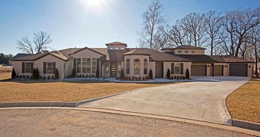 NEW CONS'T IN PINNACLE BY HOMES BY ROTH! This homes upscale features include 1 level, 5BD/ 3BA + Bonus, 4 car garage, gourmet kitchen, pantry, 3cm granite, gas cooktop, double ovens, formal dining, eat-in kitchen, hardwood floors, designer master bath with slipper tub and fully tiled shower and rain head, wired for sound, central vac, blinds, custom crown molding and cabinets, nest thermostats, lennox HVAC with 10 year warranty, gutters, irrigation, fully sodded yard, and a large covered patio.