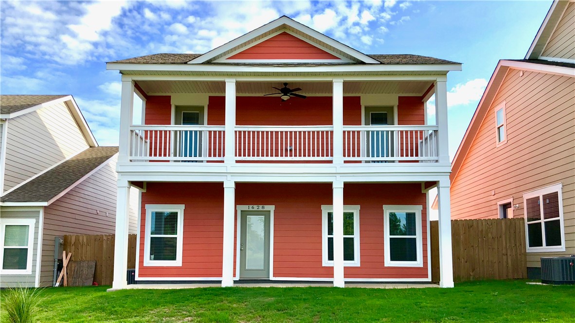 Carefree Living by the Links in Fayetteville. These 3 bedroom, 2.5 bath townhomes include modern finishes like granite counter tops, hardwood floors in the living area, and stainless steel appliances. These all electric homes, keep utility costs low, with only electric, water and trash paid by the tenant. Step out your front door and enjoy the Links at Fayetteville with amenities including, access to the 9 hole golf course, pool, club house, gym, lawn care and even a nearby dog park for your furry friend. Close to all West Fayetteville has to offer, restaurants, coffee shops, easy access to I-49, and the bus route. Call for a showing. Please note: Listed price is for immediate move in only. Manager will hold property for max of 2 weeks with a security deposit.