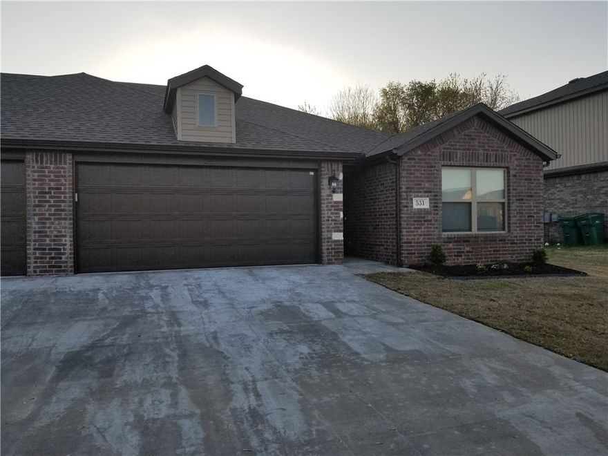 Super neat duplex available for immediate occupancy. Washer, Dryer, Refrigerator included. Gas range in the kitchen, wood tile in all common areas and carpet in all 3 bedrooms. Granite countertops throughout the duplex, covered patio and fenced in backyard. You will love the location and this friendly neighborhood.

Tenant to pay all utilities