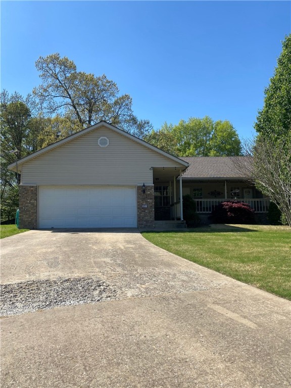 Quiet and peaceful duplex! Beautiful, split floor plan home is close to Prairie Creek Country Club! Formal dining area is stunning with windows that allow in plenty of natural lighting. Backyard has ample space for hosting and entertaining! Don't miss out on this charming duplex! All appliances included!