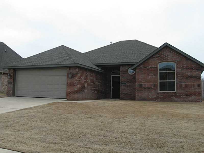 GREAT 3 BED & 2 BATH HOUSE IN ROGERS WITH 1,701 SQUARE FEET AND A FENCED YARD!