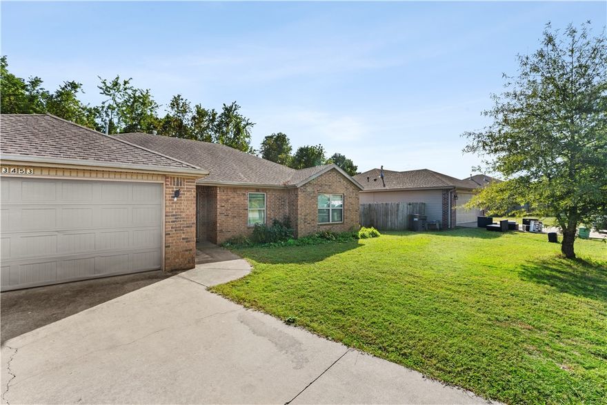 Charming three-bedroom, two-bathroom home in the heart of Springdale, perfectly situated near parks and Lake Springdale. This inviting residence features light-filled living spaces, a thoughtfully designed kitchen, and a comfortable primary suite. The backyard offers room for gardening or outdoor dining beneath mature trees, creating a peaceful retreat minutes from shopping, dining, and schools. A timeless home that captures the ease of Springdale living // Encantadora casa de tres dormitorios y dos baños en el corazón de Springdale, con una ubicación ideal cerca de parques y del lago Springdale. Esta acogedora residencia cuenta con amplios espacios, una cocina cuidadosamente diseñada y una cómoda suite principal. El patio trasero ofrece espacio para jardinería o cenas al aire libre bajo árboles maduros, creando un sentimiento de paz, a minutos de tiendas, restaurantes y escuelas. Una casa que captura la tranquilidad de la vida en Springdale.