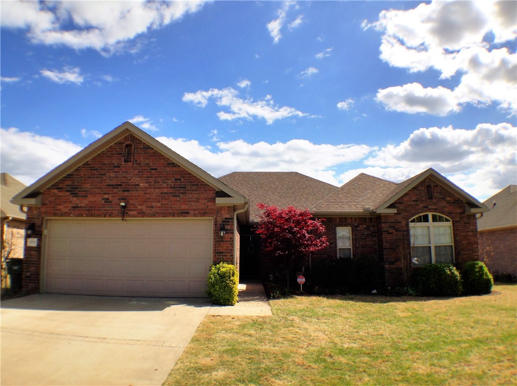 Super convenient West Fayetteville location - quick on and off 1-49 at Porter Rd exit. Lots of windows and natural light in this 3 BR 2BA split floor-plan with formal dining and large family room. Kitchen has Granite counter tops with angled bar-top, pantry, and adjacent breakfast room. Partially covered deck overlooking greenspace pasture to the South. Large master BR with sitting space and access to back deck. Master bath has separate jetted tub and shower and walk-in closet.