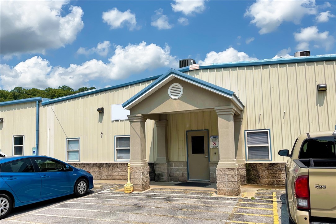 Rare industrial building for sale or lease in Rogers, Arkansas. Current layout provides several offices, testing labs, warehouse space and restrooms. Option for outdoor storage with 5.63 acres and ample parking. Property has an additional detached storage building and is minutes from Historic Downtown Rogers, Lake Atalanta and Prairie Creek Marina at Beaver Lake.
• 35,700 square feet on +/- 5.63 acres
• Large industrial building near downtown Rogers
• Previously utilized as lab space with offices
• 208-3 phase & single phase 1200 amp service for electrical power
• Testing labs, office space and meeting rooms
• Outdoor space for expansion or storage
• Three loading docks with roll-up doors
• 100% HVAC