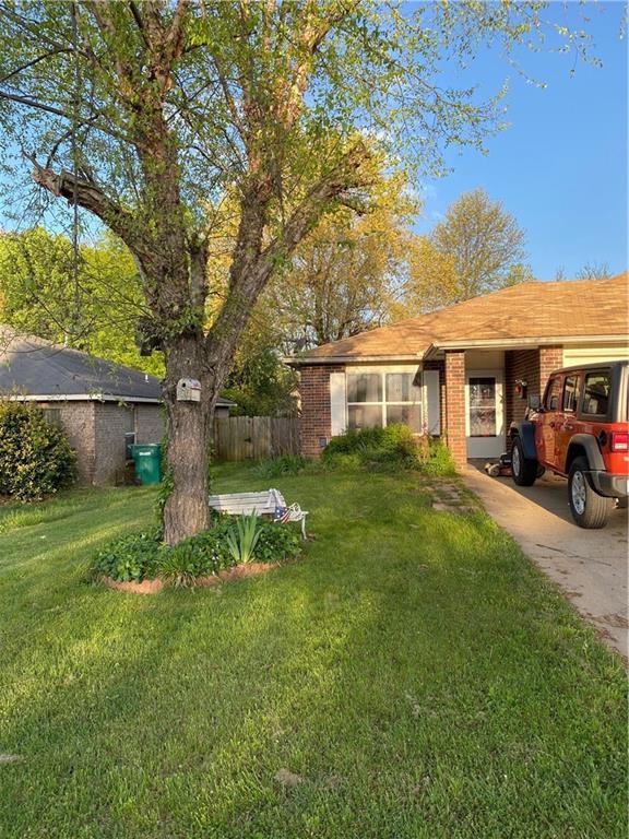 Check out this 2 bedroom, 2 bathroom home that is just minutes from the Northwest Arkansas Mall, Lake Fayetteville trails and park, I-49, and other great restaurants/amenities! A convenient location you don't want to miss out on! Refrigerator, washer and dryer included.