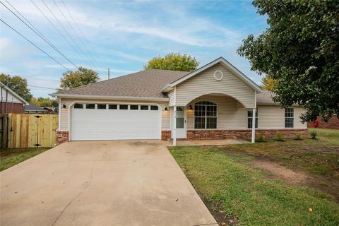 Photo of 215 N Broyles Street, Farmington, AR 72730 (MLS # 1326901)