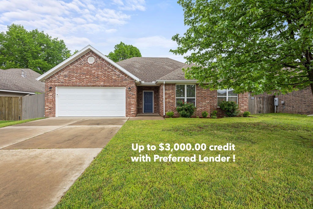 Move-In Ready 3-Bedroom Gem Near the Future Walmart Campus!
Welcome to this well-maintained 3-bedroom, 2-bathroom home located within 15 minutes from the new Walmart corporate campus. Nestled in the Stoneburrow Subdivision, a friendly neighborhood within a couple of miles of downtown, this home offers the perfect balance of comfort and convenience. With its proximity to major highways, shopping centers, and recreational areas, you'll enjoy easy access to all that Bentonville has to offer!
Step outside to a fully fenced backyardāideal for pets, kids, or outdoor entertaining. Whether you're a first-time buyer, relocating for work, or looking for a low-maintenance investment near the heart of Bentonville, this property checks all the boxes.